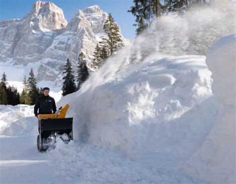 Galeria zdjęć różnych modeli odśnieżarek Honda z krótkim opisem parametrów.