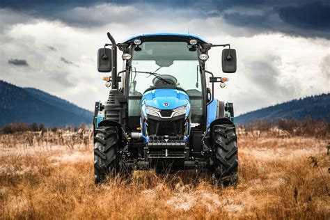 Zdjęcie nowoczesnego ciągnika LS Tractor w akcji na polu