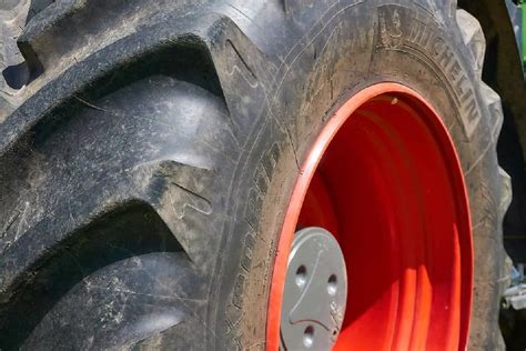 Wulkanizator wymieniający oponę w ciągniku rolniczym