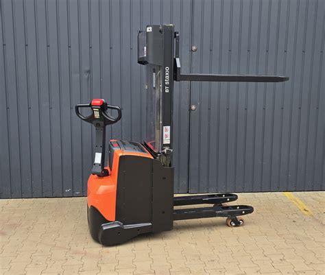 Wózek widłowy z bocznym mechanizmem podnoszenia