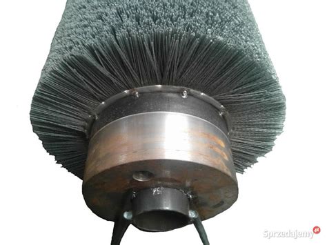 Schemat przedstawiający różne typy szczotek komunalnych: walcowe, talerzowe, listwowe i pierścieniowe