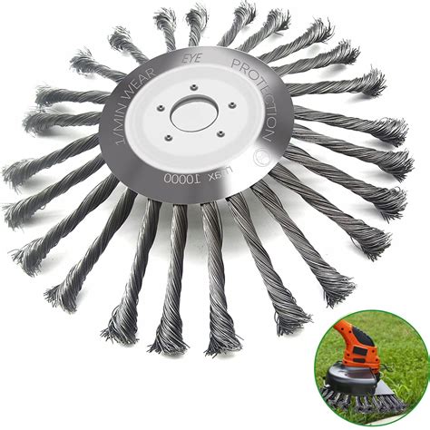 Zbliżenie na szczotkę talerzową z liny stalowej w akcji, usuwającą chwasty z kostki brukowej