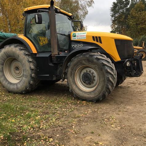 JCB Fastrac 7230 w akcji na polu