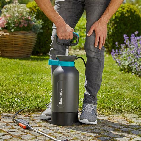 Infographics showing the features of the Gardena Comfort 5L pressure sprayer, highlighting the D-handle, footrest, funnel opening, and filter.