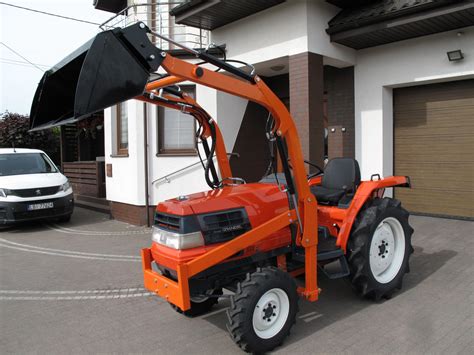 mini traktorek z podłączoną zamiatarką