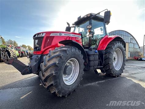 Zdjęcie ciągnika Massey Ferguson 7720 w akcji