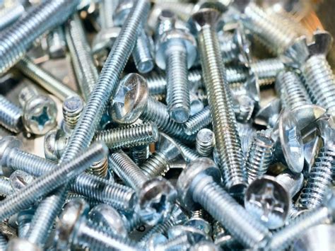 Uszkodzona część kombajnu, widoczne metalowe śruby
