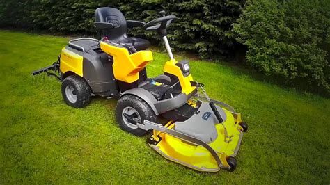 Thematic photo of the Stiga Park Pro 540 IX garden tractor mowing a large lawn.