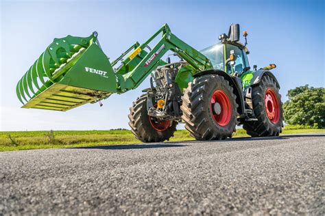 Ciągnik Fendt 700 Vario Gen7 w polu