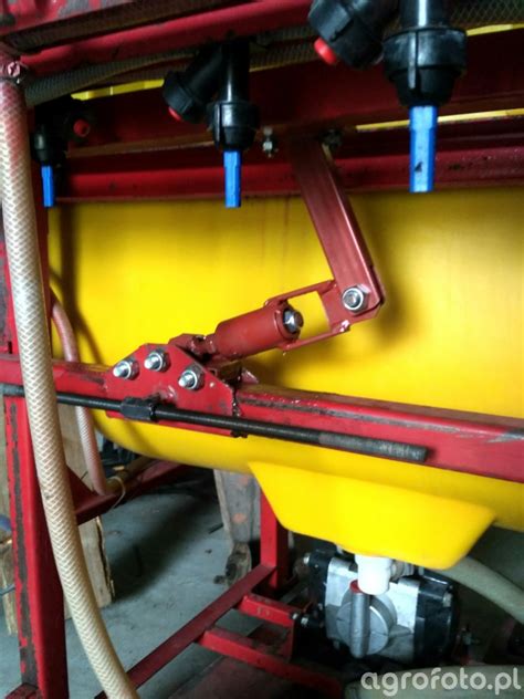 schemat działania hydraulicznej stabilizacji belki opryskiwacza