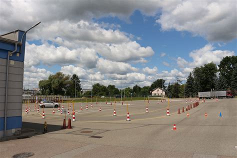 Szeroki widok na plac manewrowy z maszynami budowlanymi i wywrotkami gotowymi do pracy w sektorze transportowym