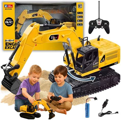 Dziecko bawiące się zdalnie sterowaną koparką JCB