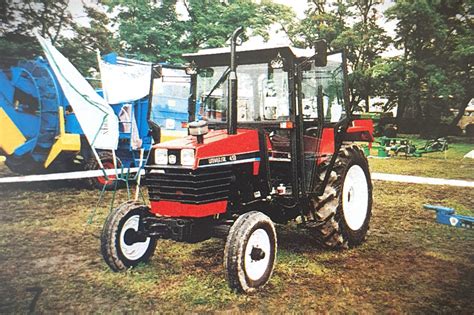 zdjęcie ciągnika UTB Universal 453 na polu lub w gospodarstwie