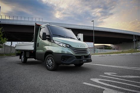 Iveco Daily zasilany CNG, z widocznym zbiornikiem na gaz