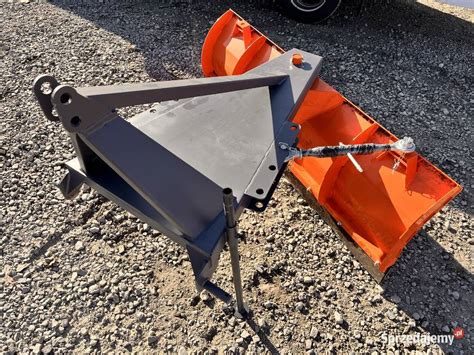Wielosegmentowy pług kątowy do traktora, widok z przodu