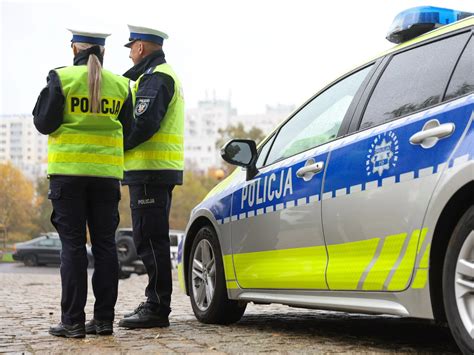 Patrol policji zatrzymujący traktor na drodze