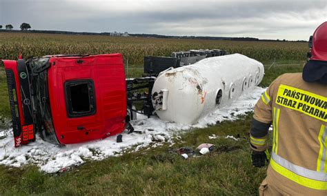 Ciężarówka-cysterna po wypadku w Marcinkowicach
