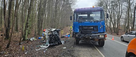 Miejsce wypadku z udziałem ciężarówki i mercedesa