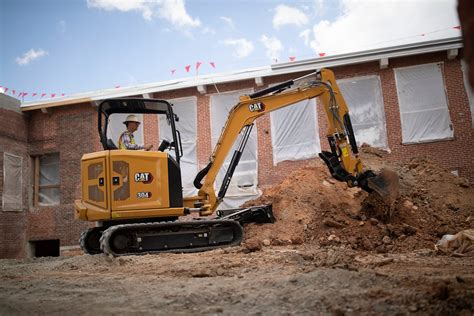 Schemat porównujący wymiary i zasięg koparek Cat 304 i 305 CR z poprzednimi modelami.