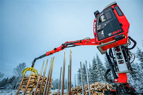 LOGLIFT 140Z or 150Z crane operating in a forest
