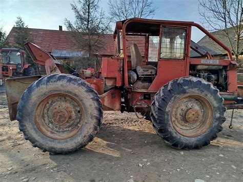 zdjęcie ciągnika zrywkowego LKT w akcji w lesie