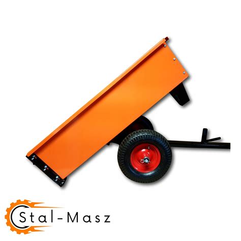 zdjęcie przedstawiające akcesoria do traktorków kosiarek, np. przyczepki, zamiatarki