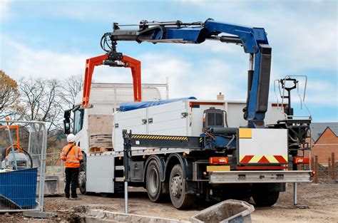 Infographic comparing different models of HIAB timber grabs, highlighting their technical specifications