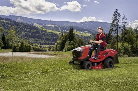 zdjęcie traktora ogrodowego AL-KO T16-103.3 HD V2 Comfort w akcji na dużym trawniku
