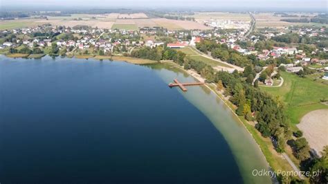 zdjęcie z lotu ptaka przedstawiające wiele ciągników rolniczych ułożonych w gigantyczny kształt liter SOS na polu, symbolizujący protest