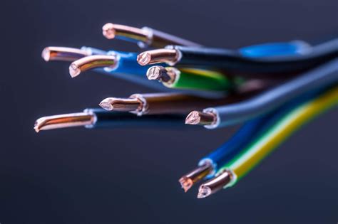 Zdjęcie przekroju uszkodzonego przewodu elektrycznego z widocznym doziemieniem