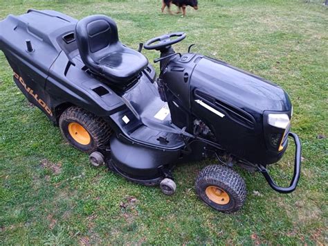 Schemat rozmieszczenia elementów sterujących traktorka ogrodowego McCulloch M200