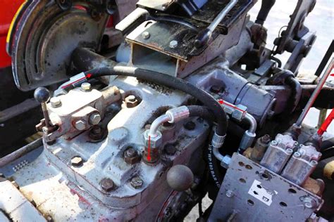 schemat rozmieszczenia dźwigni sterujących w ciągniku TZ 4k