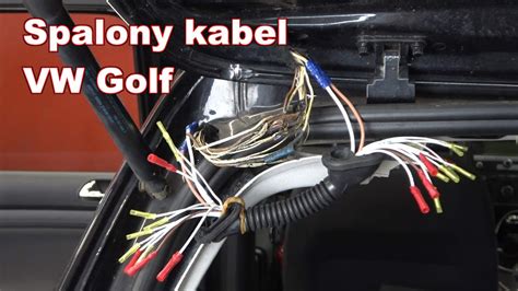 Ilustracja rozmieszczenia przekaźnika engine running relay oraz sposobu wypinania szarych wtyczek wiązki elektrycznej