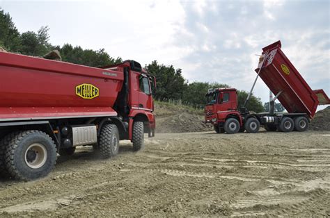 Wywrotka MEILLER w akcji, transportująca materiały sypkie na placu budowy