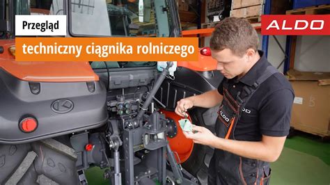 zdjęcie przedstawiające mechanika sprawdzającego ramę używanego ciągnika siodłowego