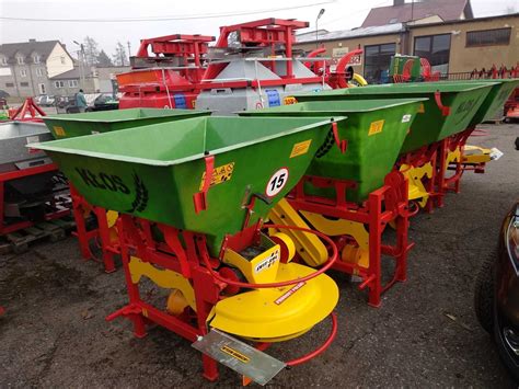 zdjęcie rozsiewacza nawozów Woprol w pracy