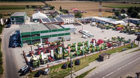 fotografia z lotu ptaka przedstawiająca festiwal maszyn rolniczych w Wilkowicach