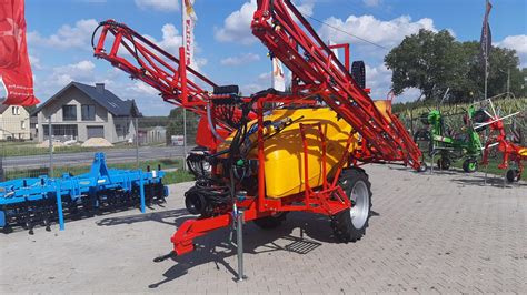 Opryskiwacz polowy ciągany w akcji