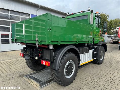 Unimog wywrotka w akcji (terenowe zdjęcie)