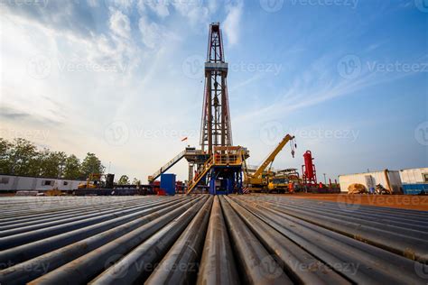 Thematic photo of a hydraulic downhole drilling rig in operation