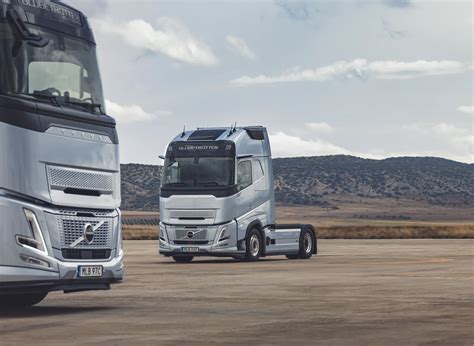 Wnętrze kabiny Volvo FH Electric z widocznym schowkiem nad przednią szybą