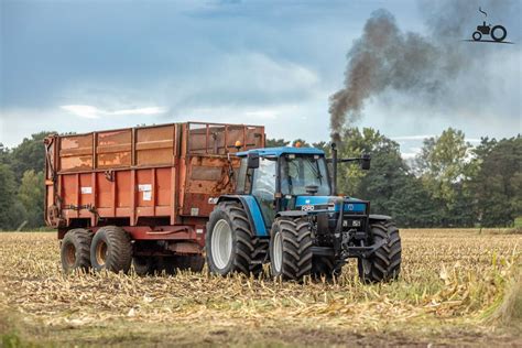 Widok wnętrza kabiny Ford 8340 SuperLux