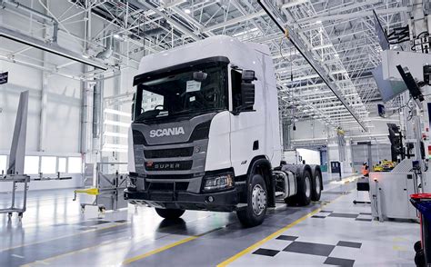 Tematyczne zdjęcie Scanii nowej generacji na autostradzie