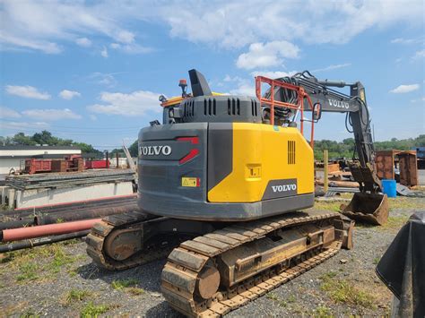Szczegółowa fotografia koparki Volvo ECR145EL z rototiltem