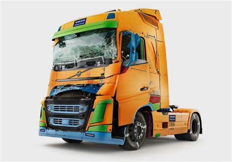 Volvo Safety Truck w malowaniu nawiązującym do testów zderzeniowych