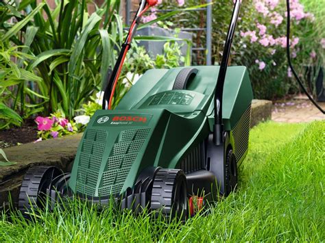 Zdjęcie kosiarki Bosch EasyRotak 32-235 pokazujące jej kompaktowe wymiary i lekkość.