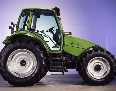 Widok ciągnika Deutz-Fahr Agrotron MK1 z charakterystyczną kabiną