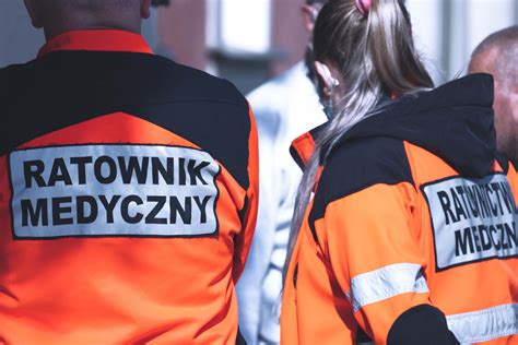 zdjęcie ratowników medycznych udzielających pomocy na skoczni