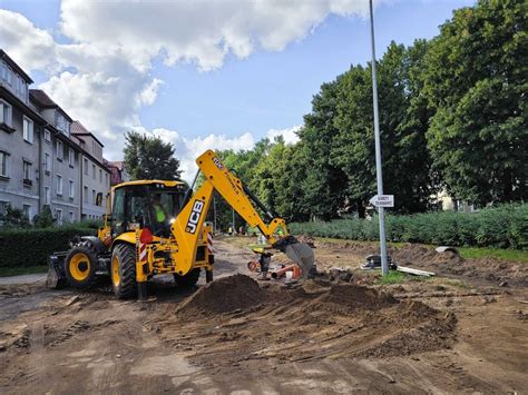 Różne zastosowania zamiatarek spalinowych na ulicach, placach budowy i w ogrodach