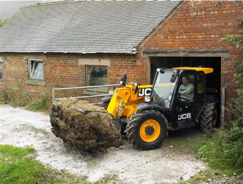 Zdjęcie ładowarki teleskopowej JCB Serii III z widoczną kabiną i joystickiem